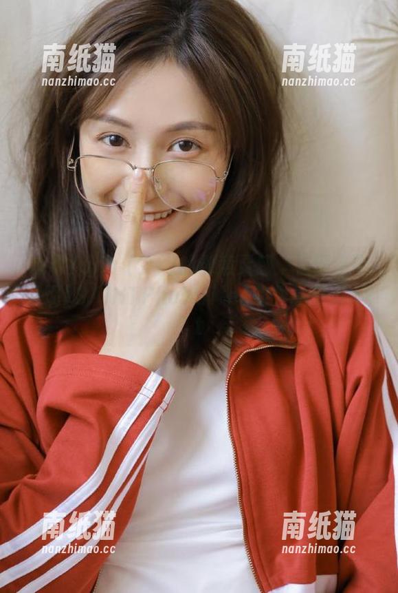 追寻Yuna (윤아)的创意灵感：在网盘中发现[SAINTPhotolife]的作品魅力.txt